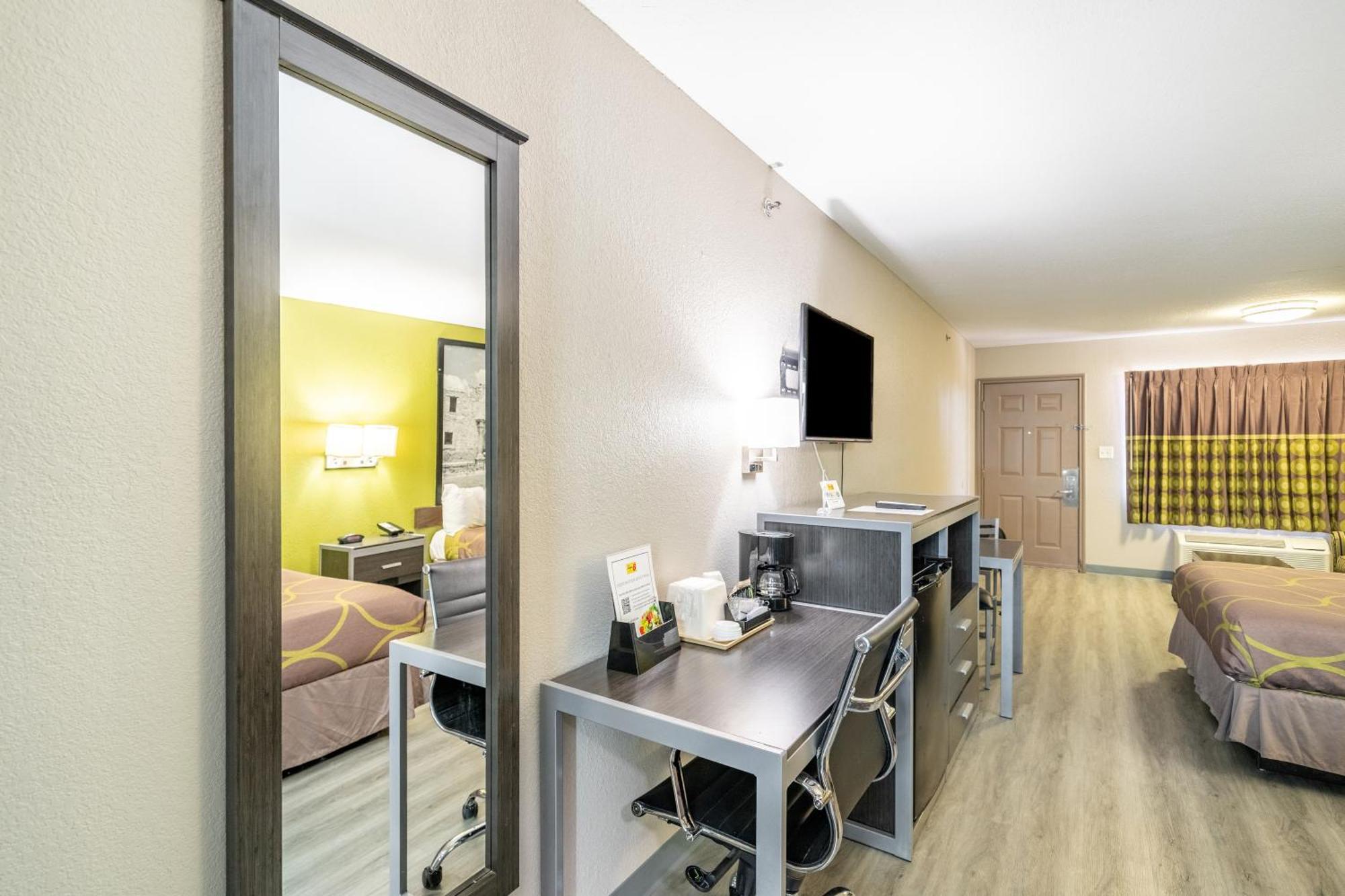 Hotel Super 8 By Wyndham San Antonio/riverwalk Area 2*