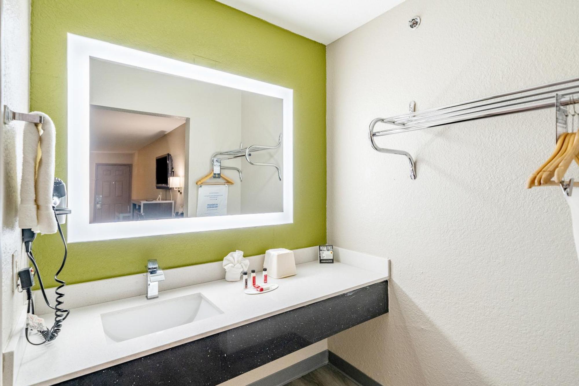 Super 8 By Wyndham San Antonio/riverwalk Area 2*