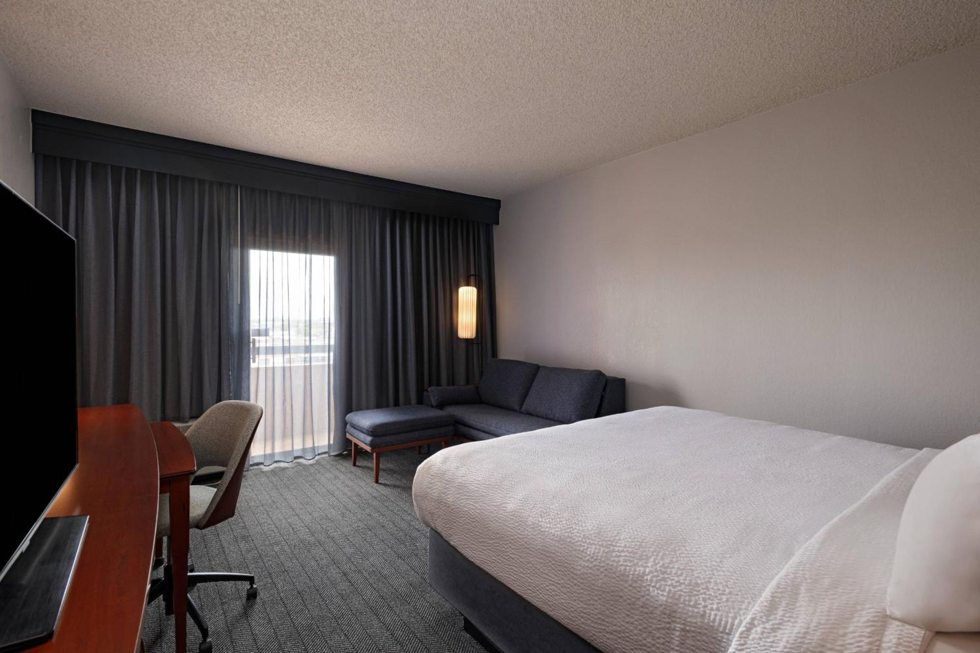 Hotel Courtyard By Marriott Airport 3*