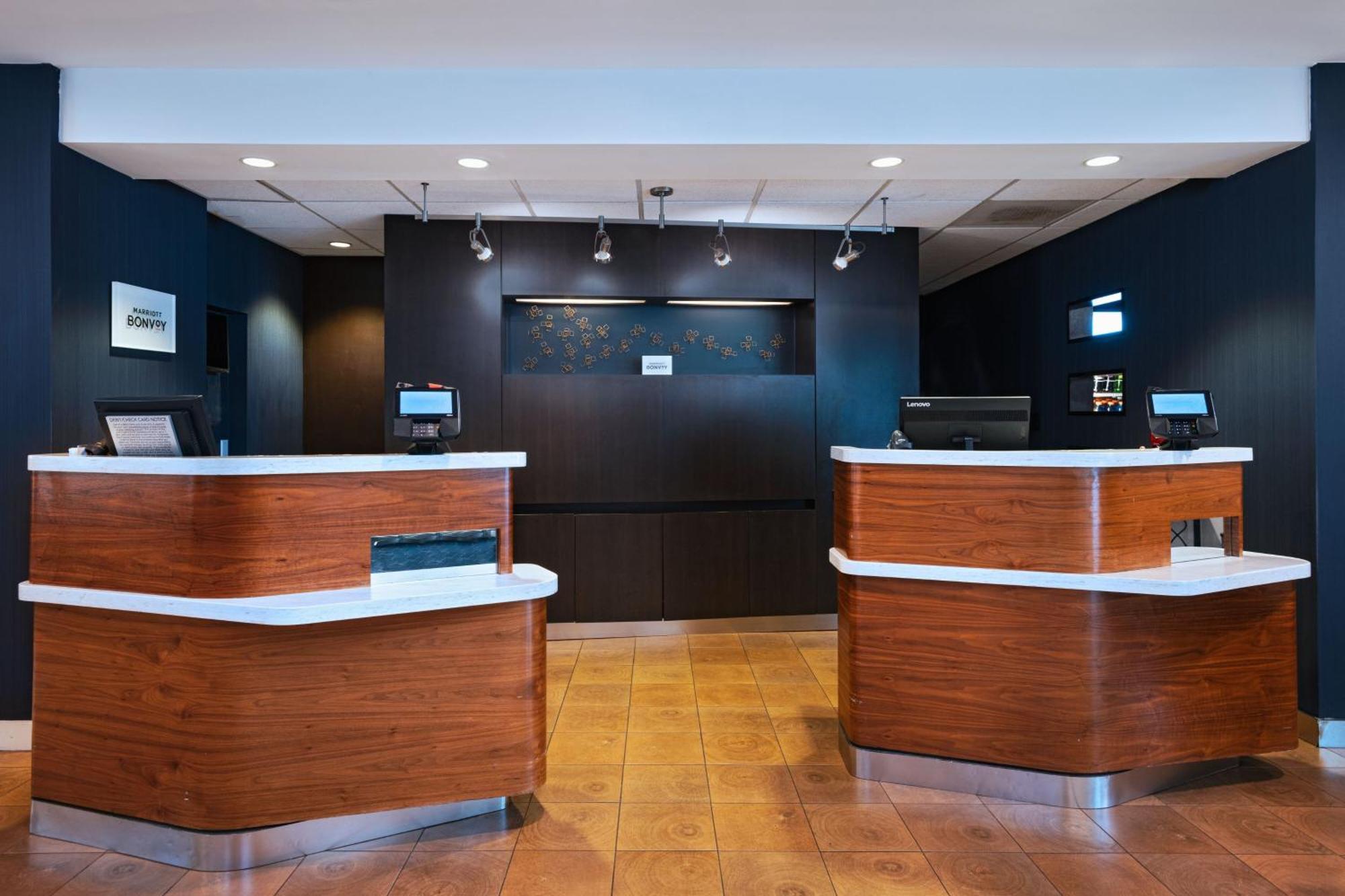 Hotel Courtyard By Marriott Airport