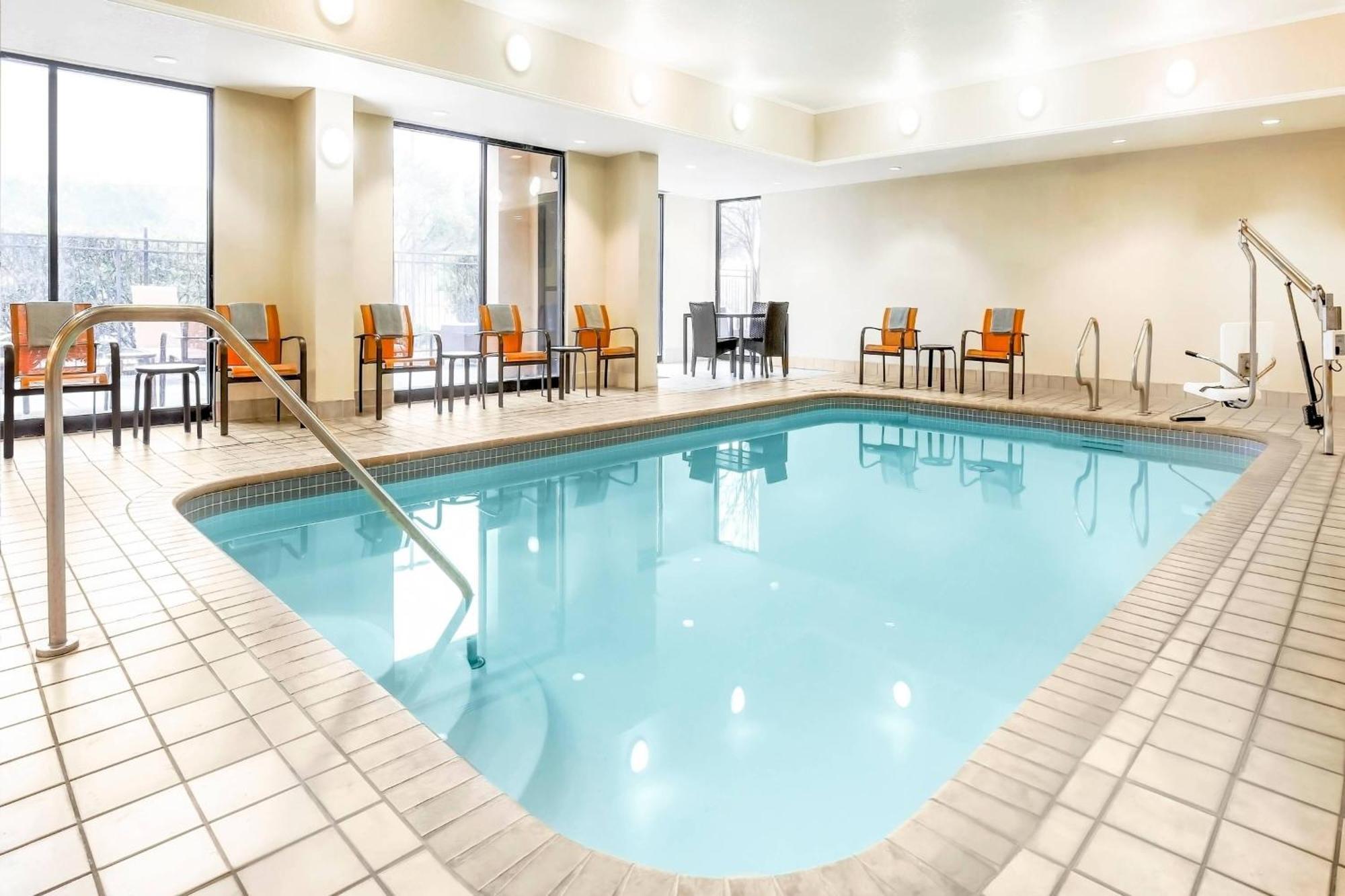 Courtyard By Marriott Airport/north Star Mall Hotel
