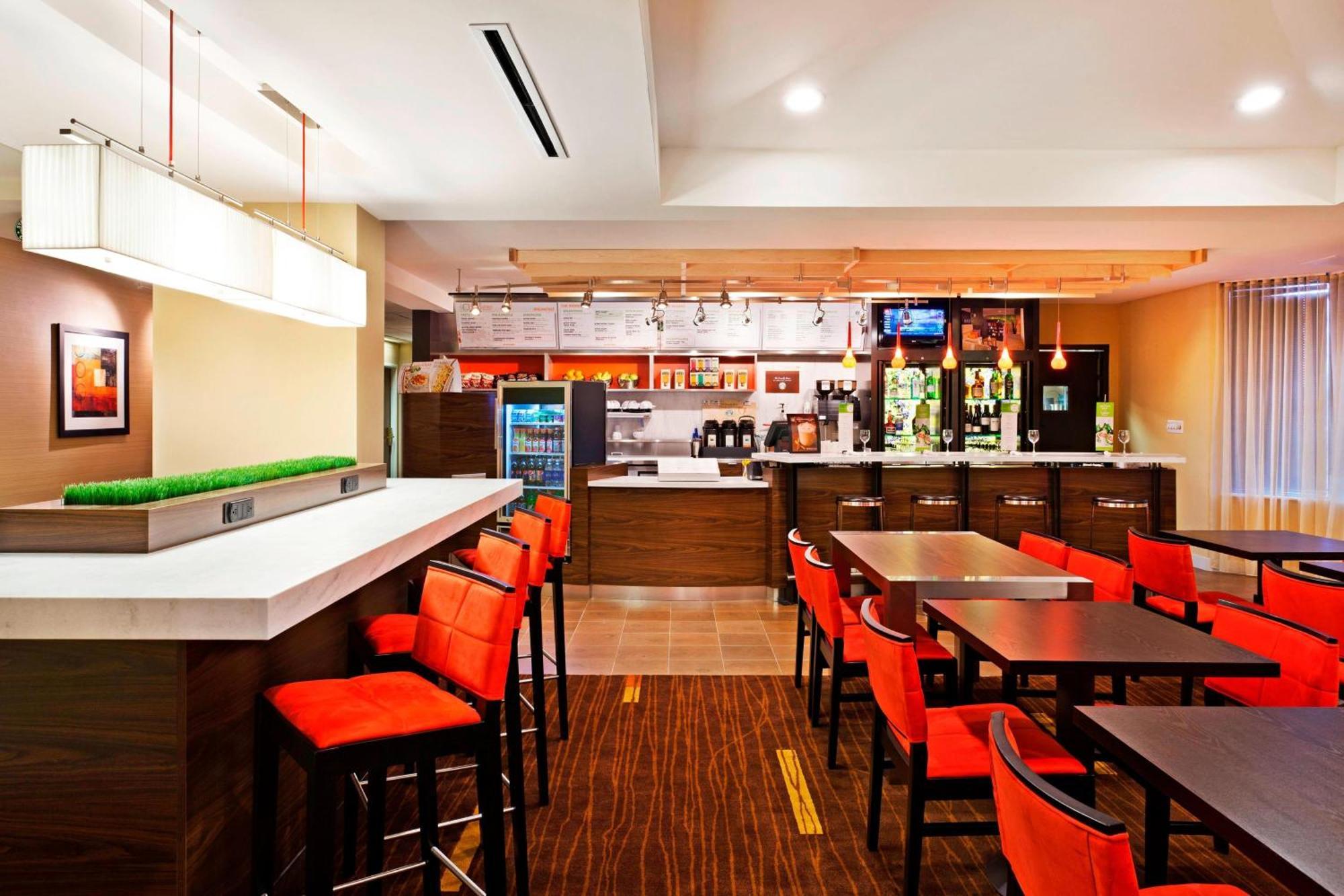 Courtyard By Marriott Airport/north Star Mall