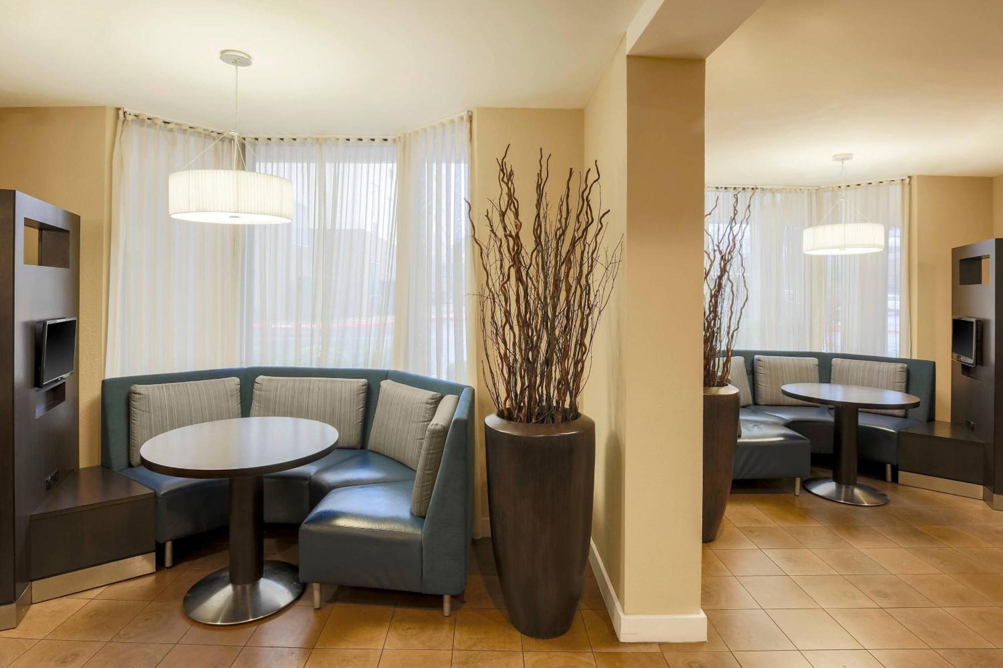 Courtyard By Marriott Airport/north Star Mall Hotel 3*