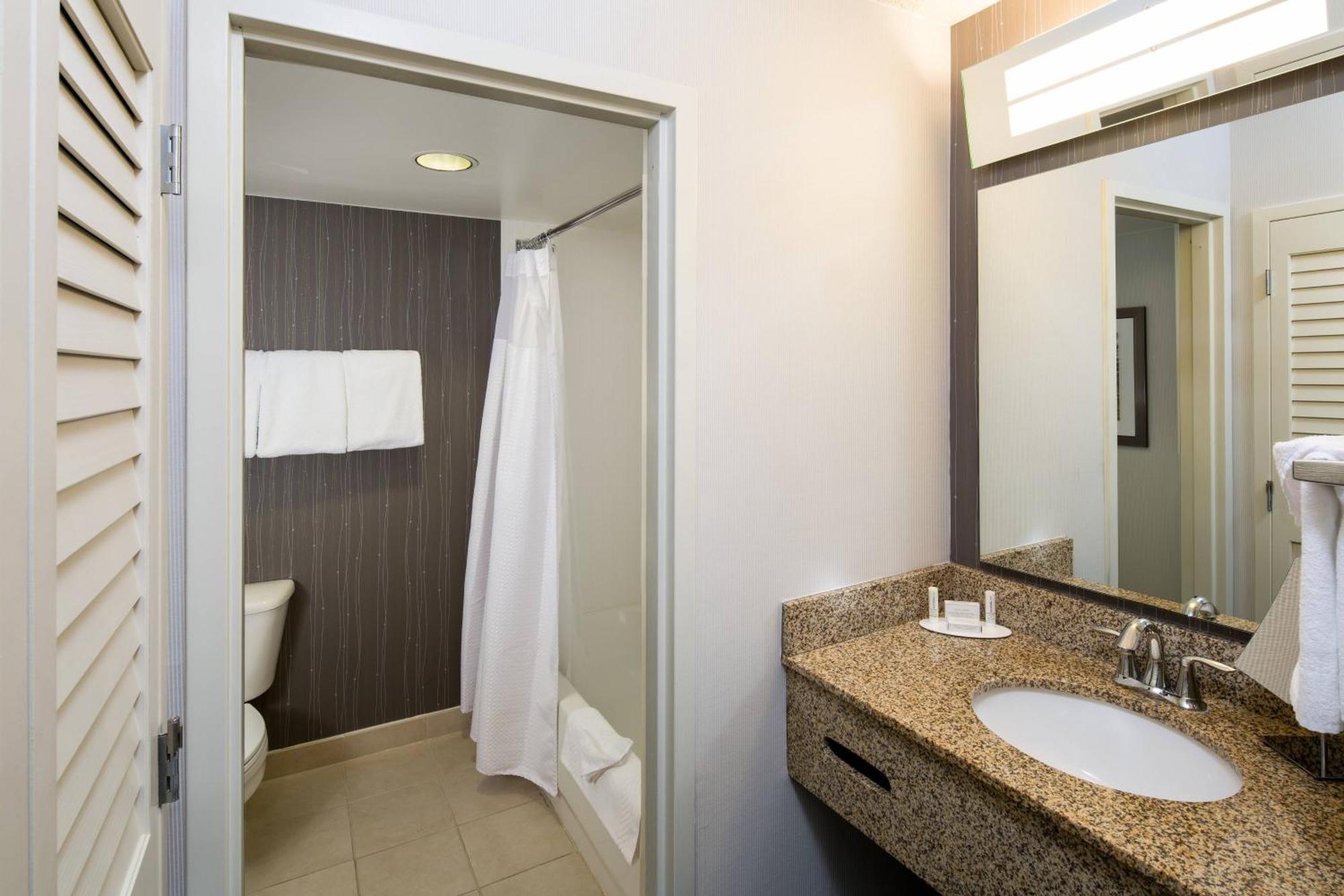 Courtyard By Marriott Airport/north Star Mall