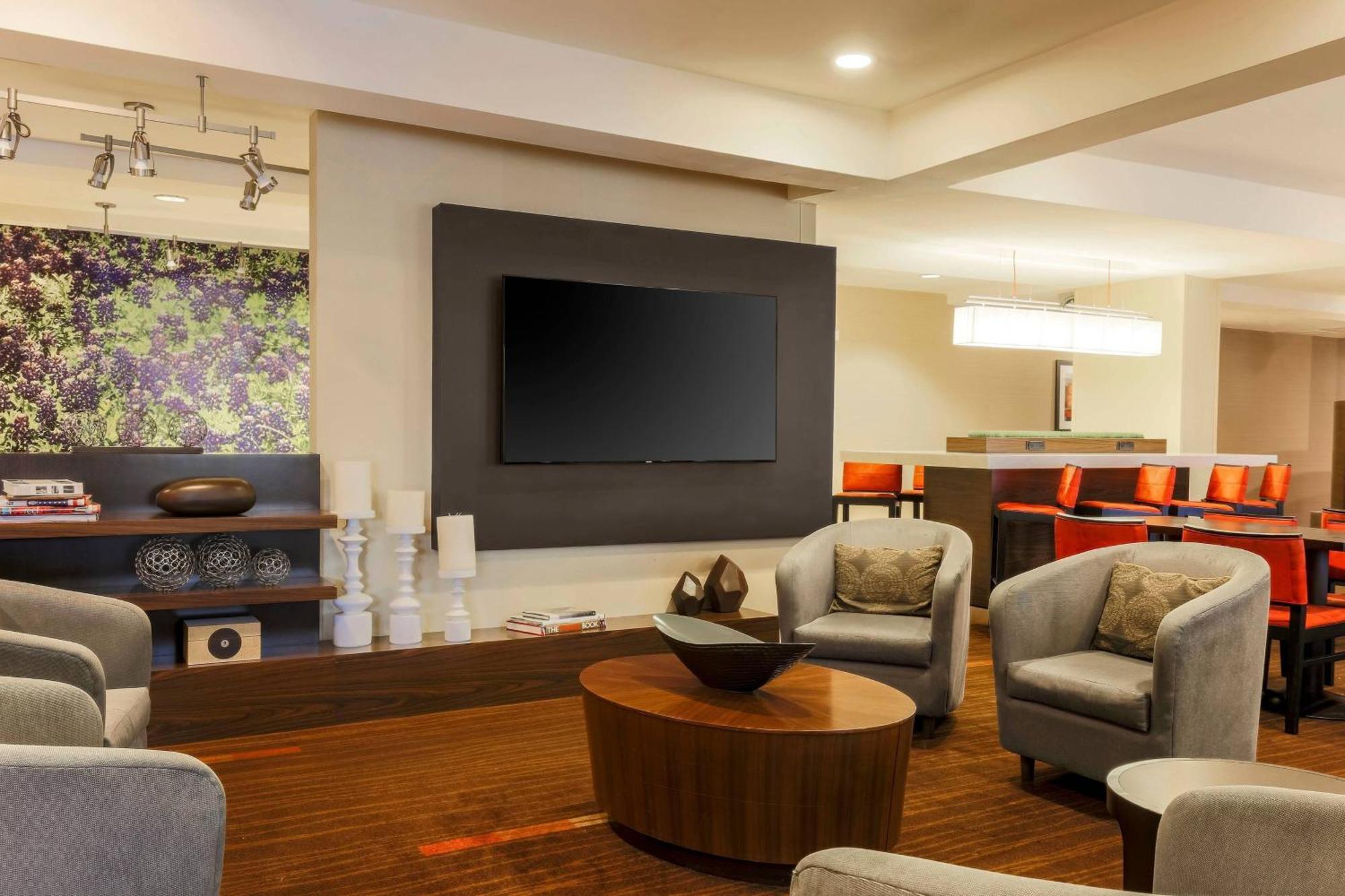 Courtyard By Marriott Airport/north Star Mall Hotel