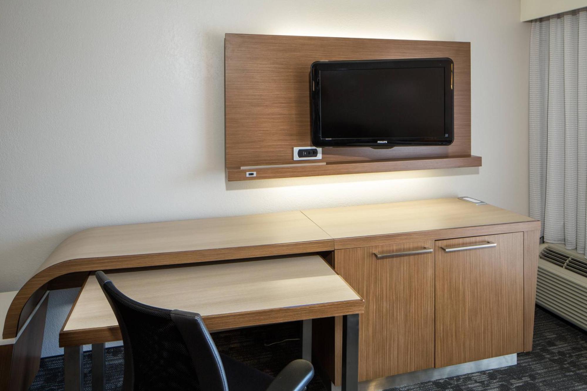 Courtyard By Marriott Airport/north Star Mall