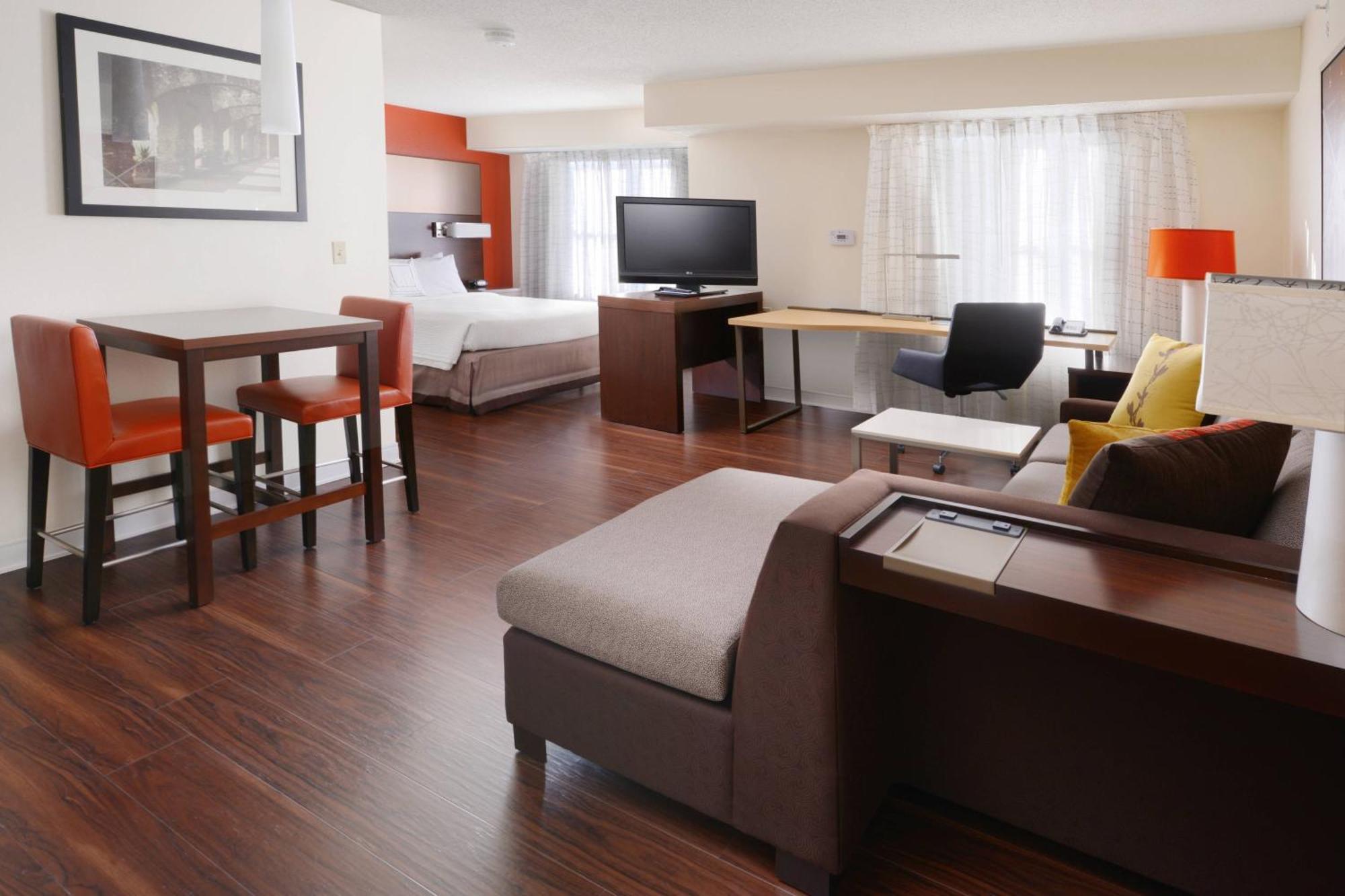 By Marriott Airport/alamo Heights Hotel 3*