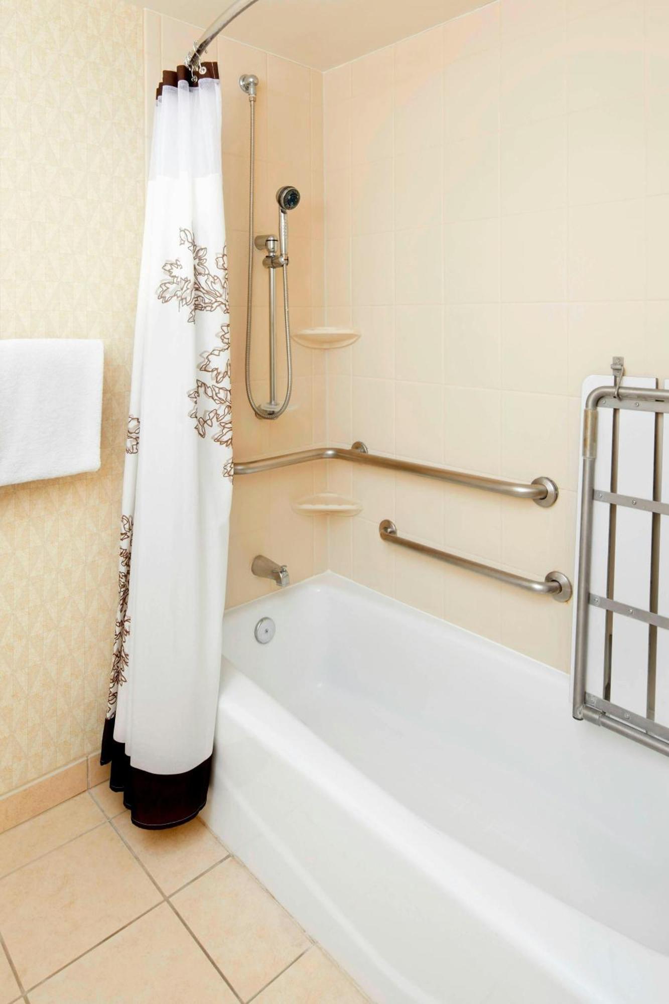 Hotel By Marriott Six Flags At The Rim 3*