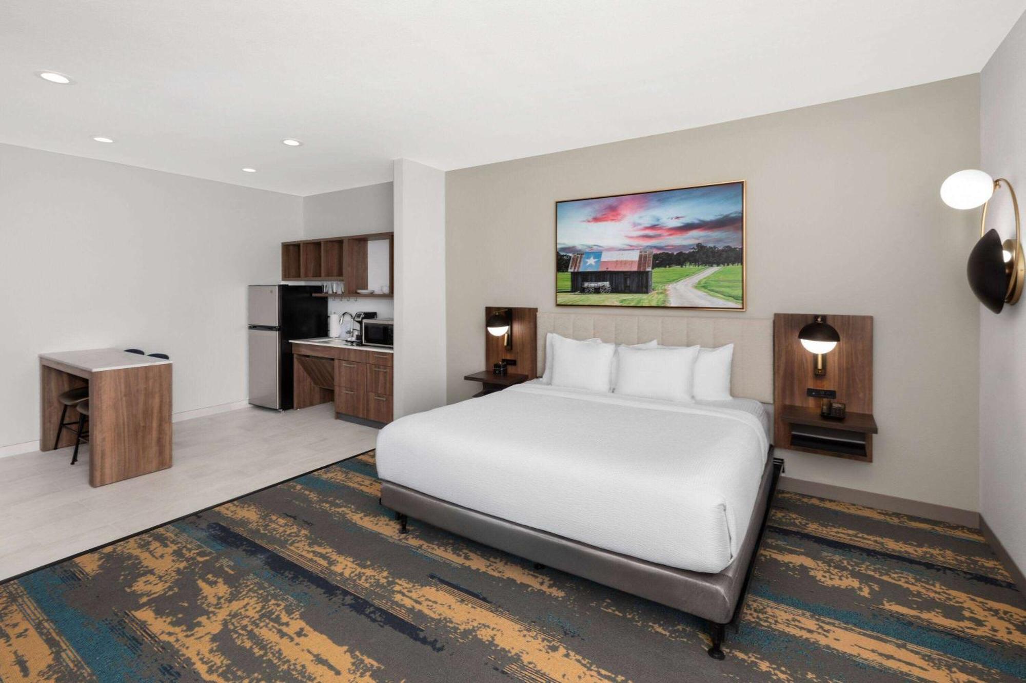 La Quinta & By Wyndham At The Rim Hotel