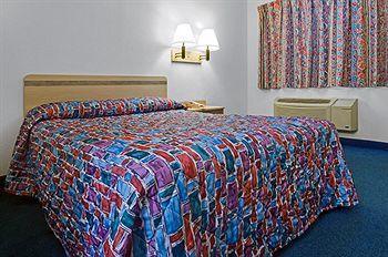Red Roof E - Frost Bank Center Motel 2*