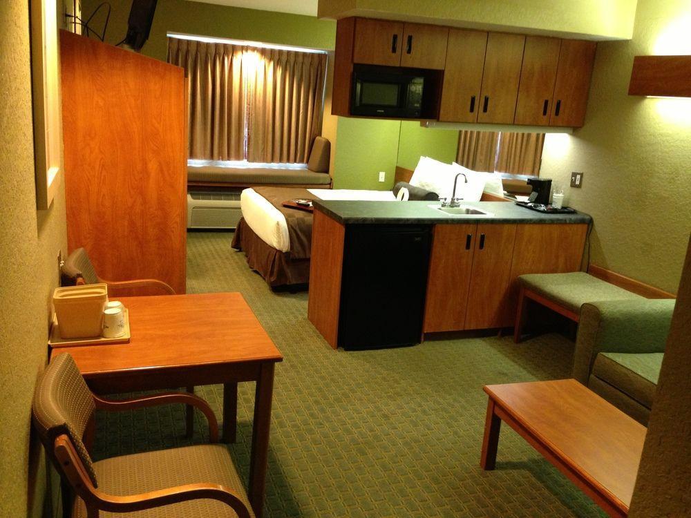 Super 8 By Wyndham Downtown Ne San Antonio
