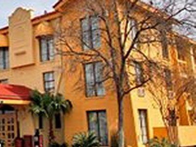 Super 8 By Wyndham Near Seaworld Ingram Park Hotel 3*