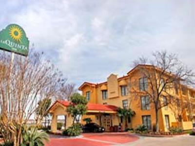 Super 8 By Wyndham Near Seaworld Ingram Park 3*