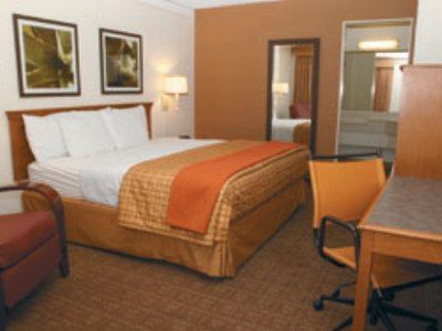 Super 8 By Wyndham Near Seaworld Ingram Park Hotel 3*