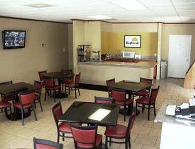 Days By Wyndham Splashtown/att Center Hotel 2*
