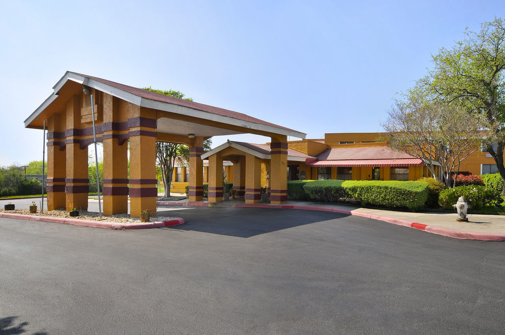 Hotel Quality & I-35 Near Frost Bank Center 2*