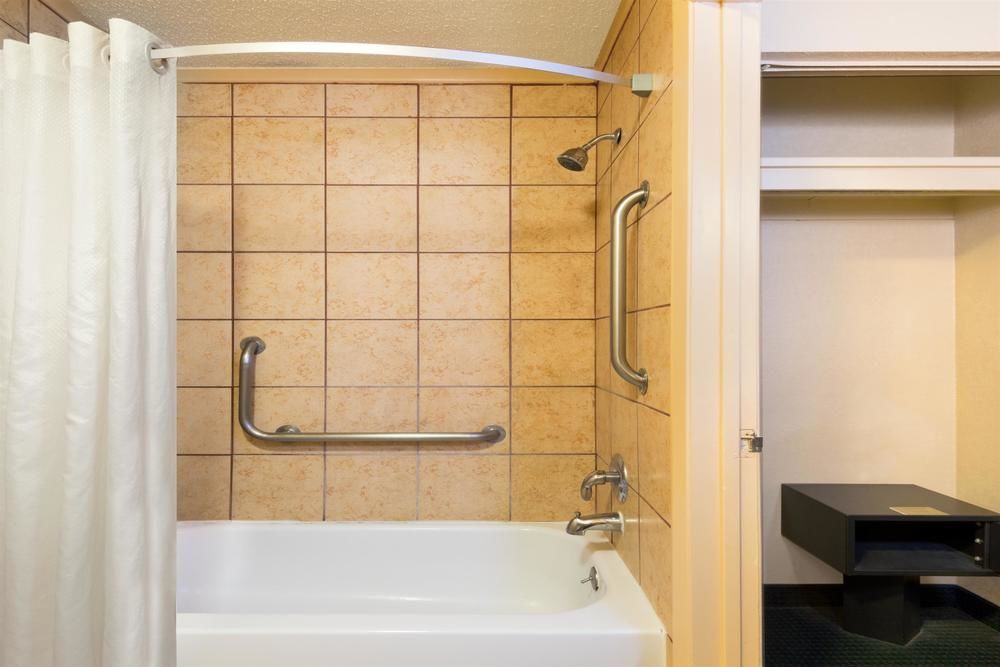 Hotel Quality & I-35 Near Frost Bank Center