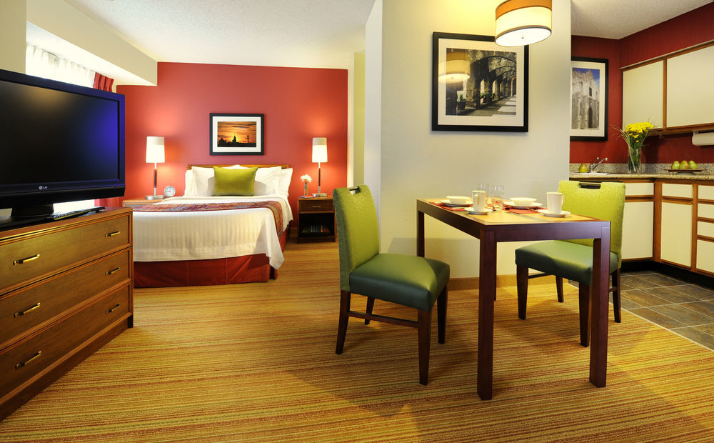 Hotel By Marriott Airport/alamo Heights 3*