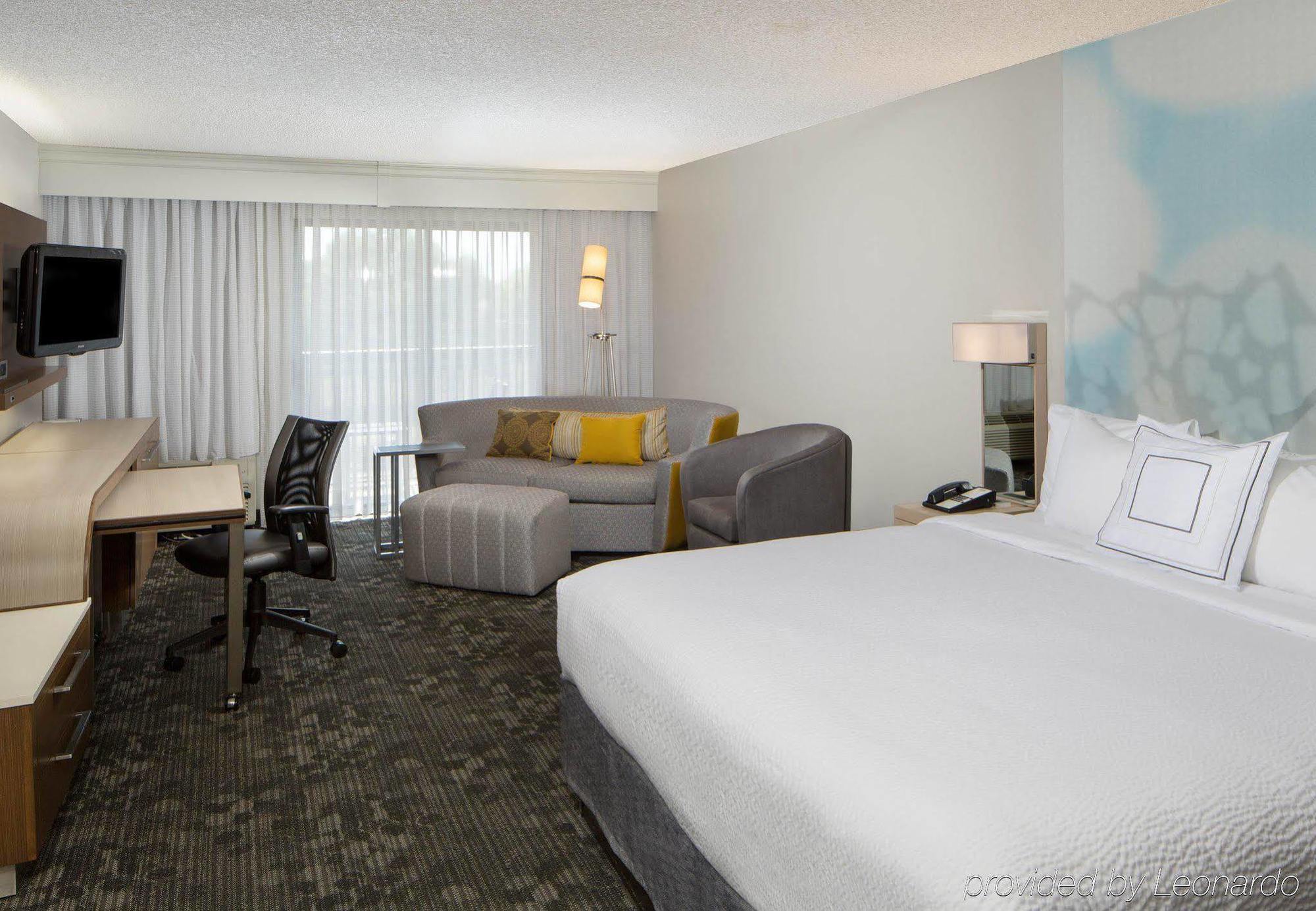Courtyard By Marriott Airport/north Star Mall Hotel