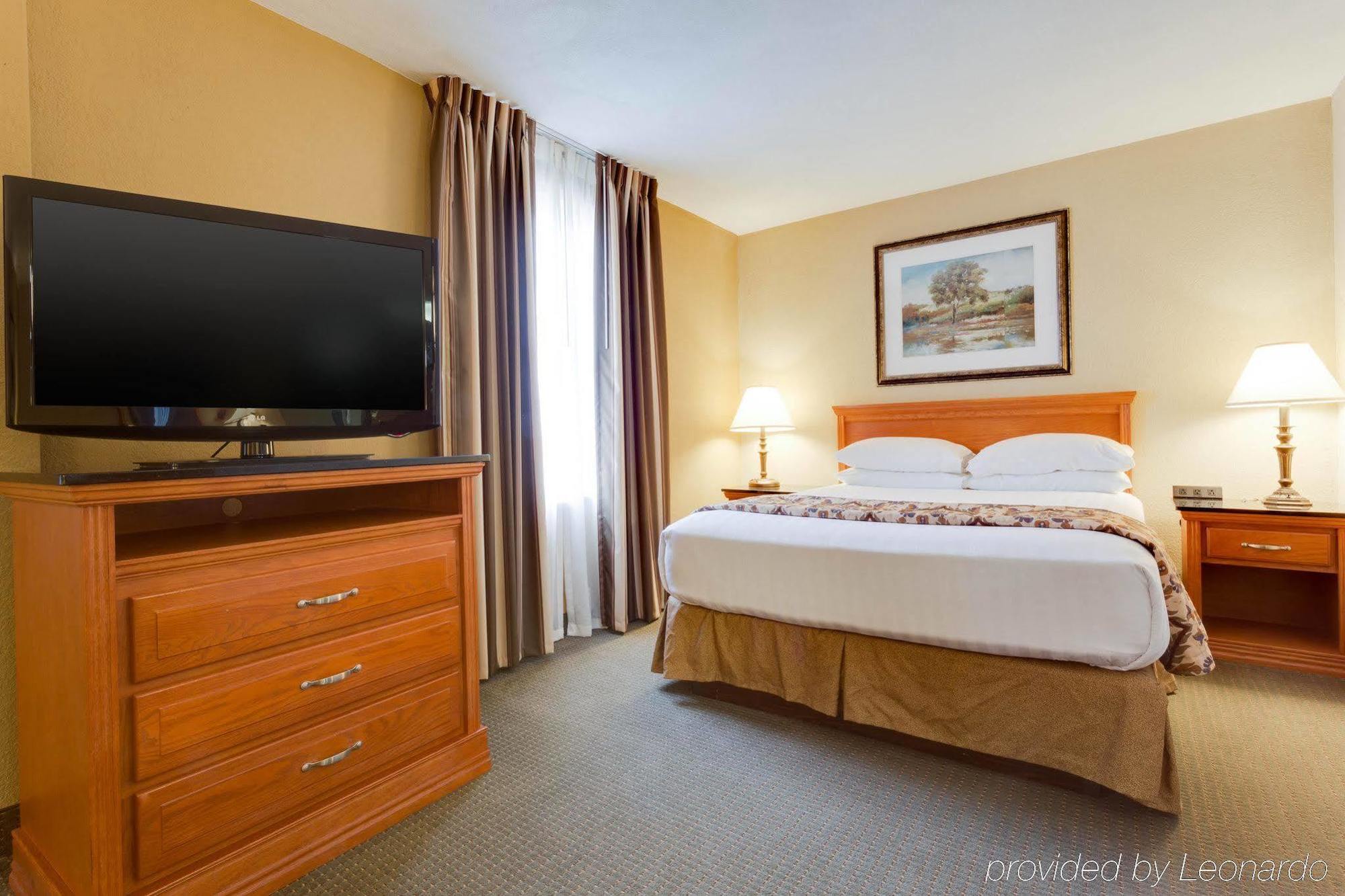 Drury & Northwest Medical Center Hotel