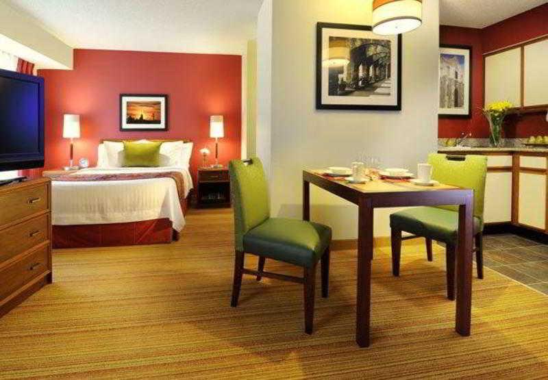 By Marriott Airport/alamo Heights 3*
