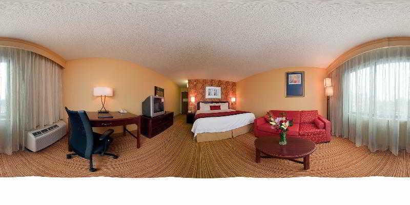 Courtyard By Marriott Airport/north Star Mall Hotel 3*