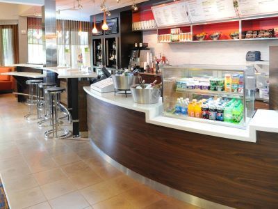 Courtyard By Marriott Airport
