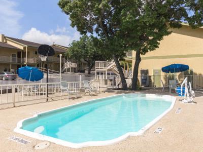 Hillview At Six Flags Fiesta Motel *