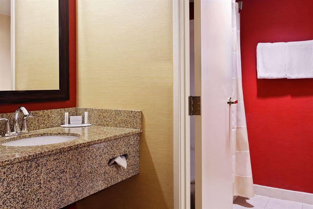 Hotel Courtyard By Marriott Airport/north Star Mall 3*