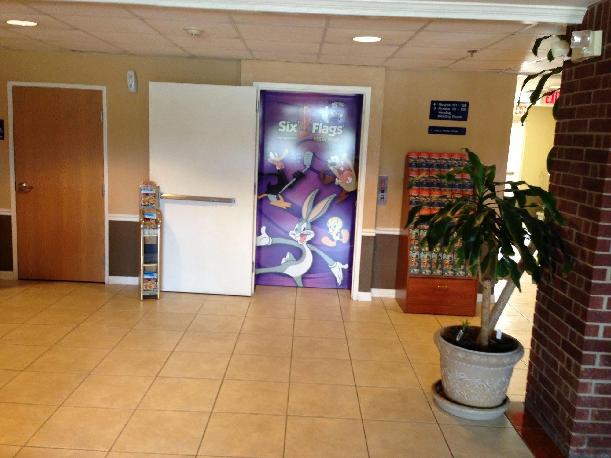 Hotel Super 8 By Wyndham Downtown Ne San Antonio