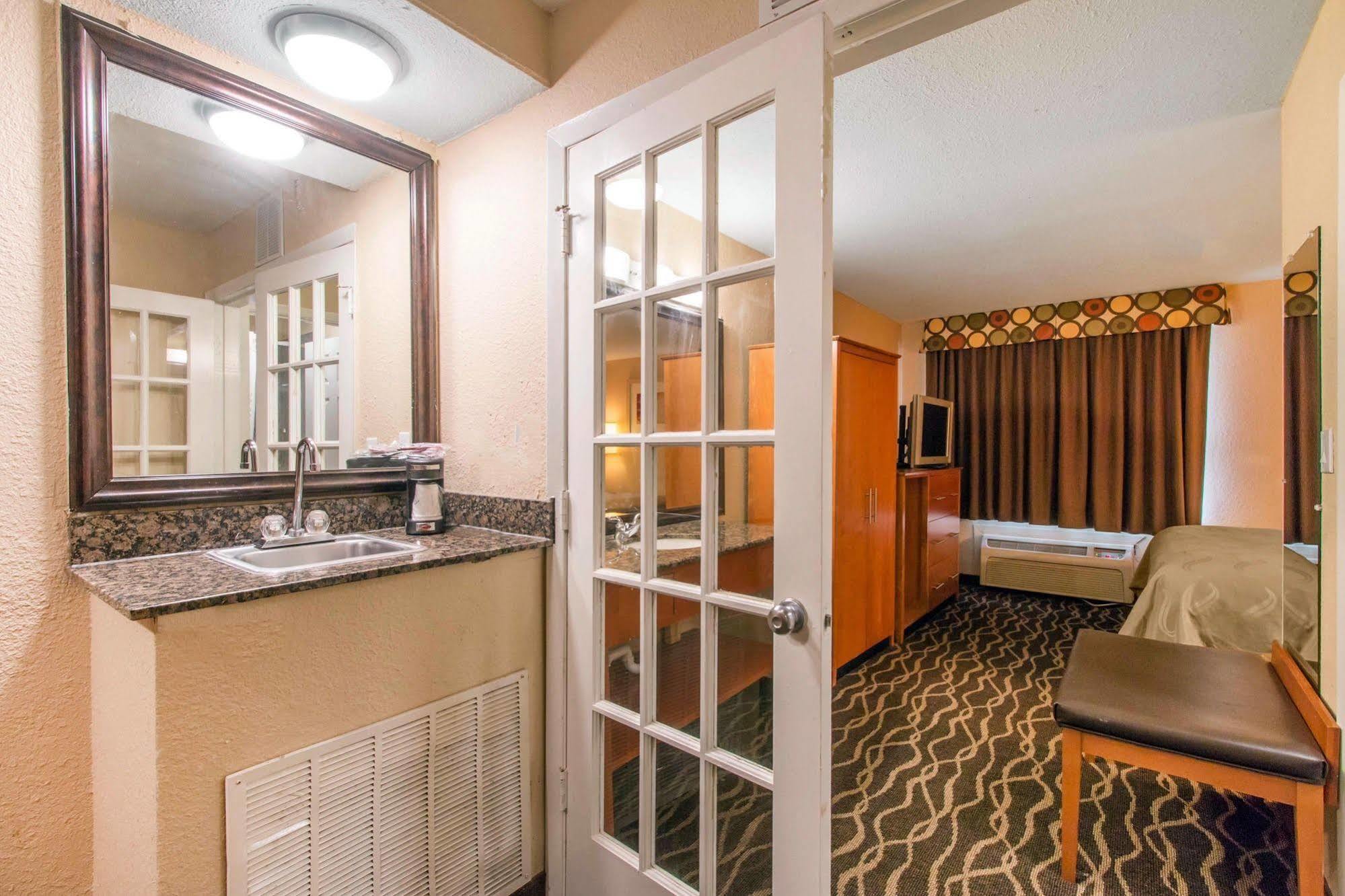 Hotel Quality & I-35 Near Frost Bank Center