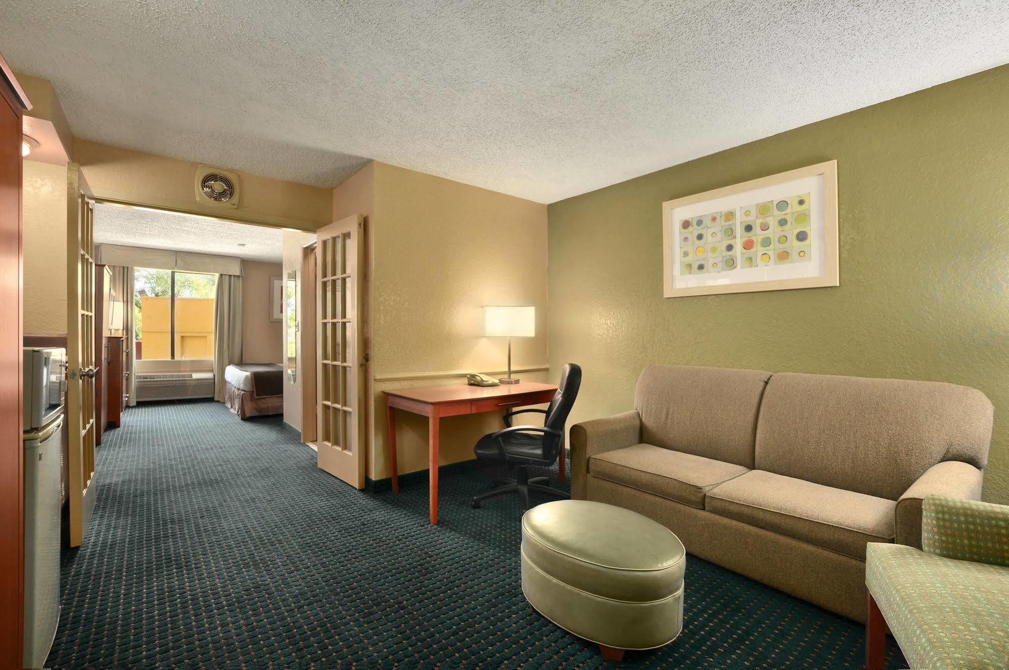 Quality & I-35 Near Frost Bank Center Hotel 2*