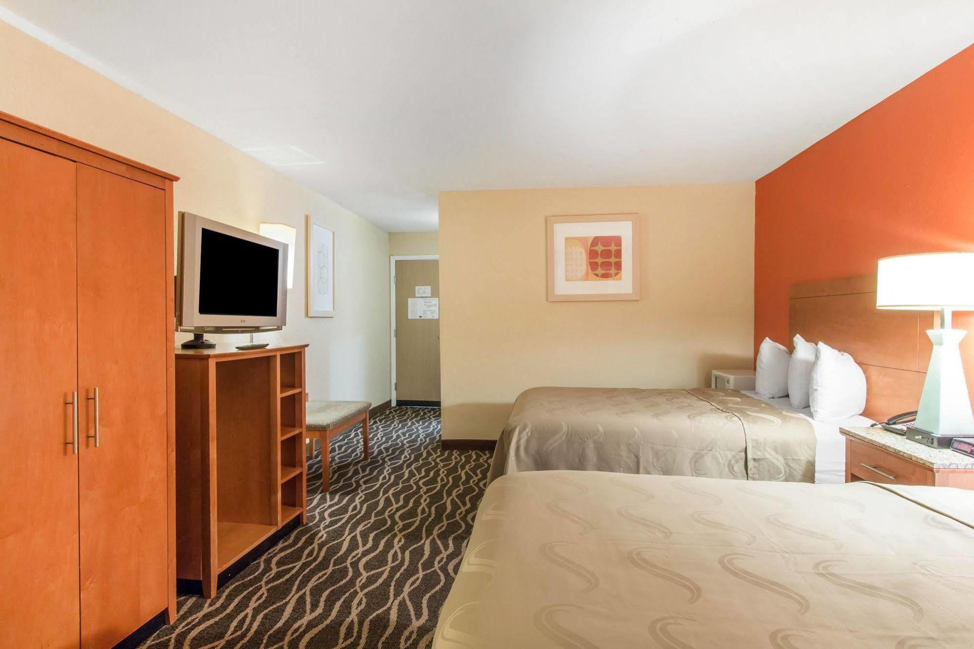 Quality & I-35 Near Frost Bank Center Hotel 2*
