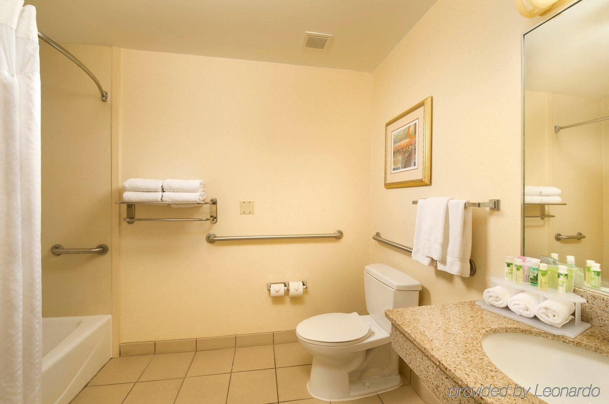 Express & West Sea World Area By Ihg Hotel 3*
