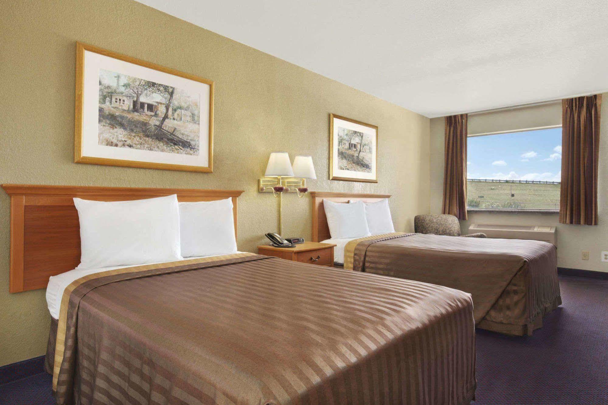 Quality I-10 East Near Frost Bank Center Inn 2*