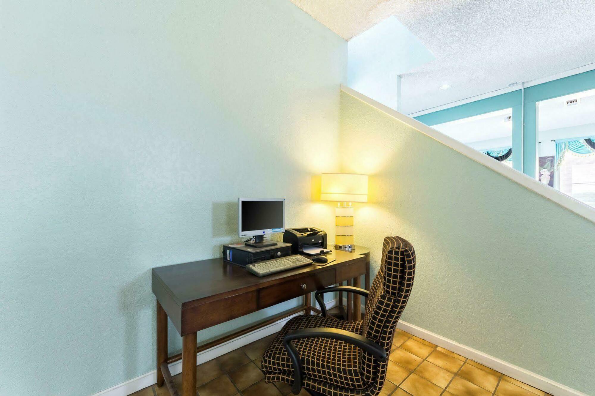 Hillview At Six Flags Fiesta Motel *