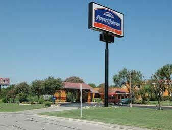 Quality & I-35 Near Frost Bank Center 2* San Antonio