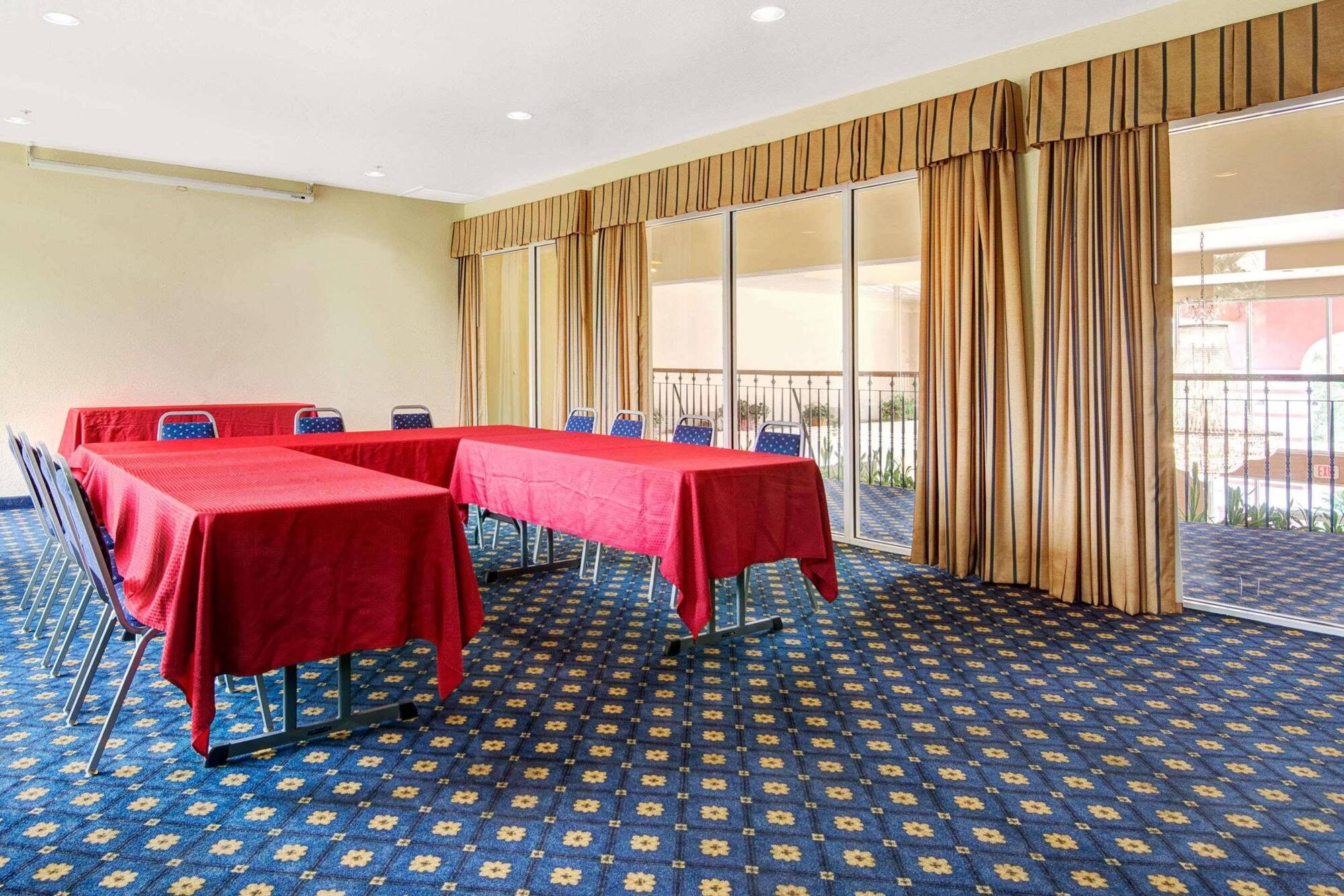 Howard Johnson By Wyndham & San Antonio