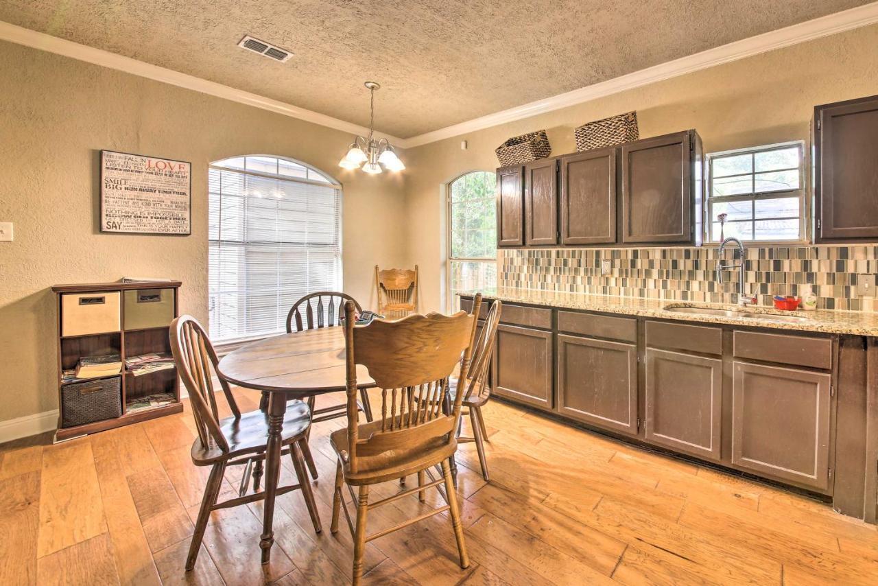 With Patio - 3 Mi To River Walk! Holiday home *