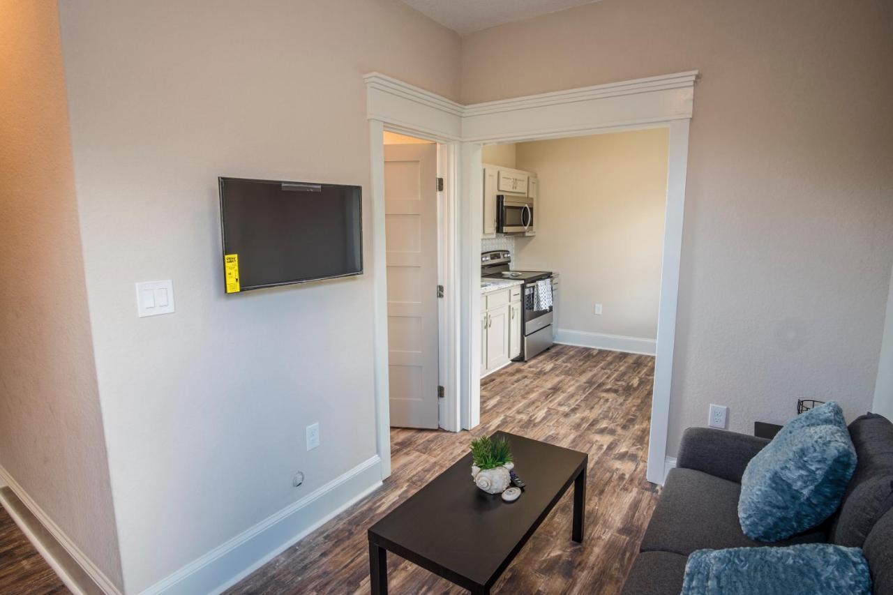 Beautiful On New Built Near Downtown Apartment *